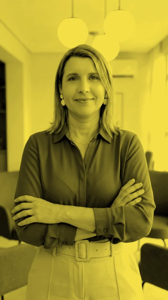 Marisa Santos, CEO da Um Vez Dois, de braços cruzados